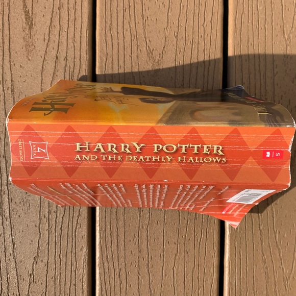 HARRY POTTER AND THE DEATHLY HALLOWS #7 SCHOLASTIC PAPERBACK BY J.K. ROWLING - Picture 2 of 3